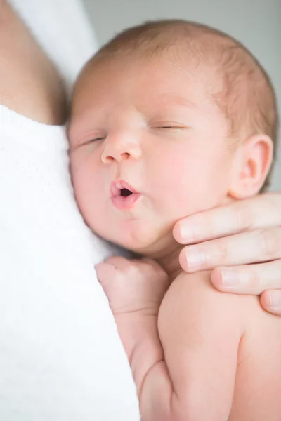 Portret cute noworodka trzymać przy piersi matki s — Zdjęcie stockowe