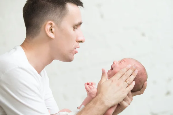 Hombre calmando a un recién nacido gritando — Foto de Stock