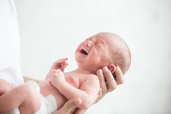 Retrato de um recém-nascido gritando segurar às mãos — Fotografia de Stock