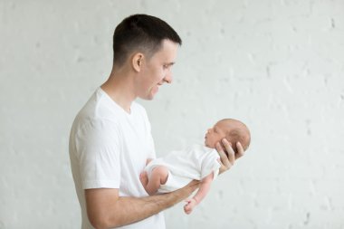 Onun bebek tutan genç Baba