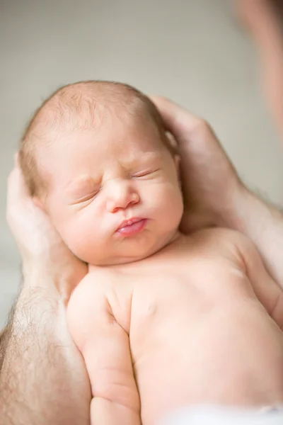 Ritratto di una presa neonata nei palmi delle mani — Foto Stock