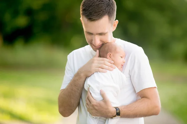 Padre che tiene il neonato — Foto Stock