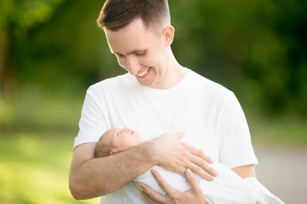 Headshot del giovane padre che tiene il suo bambino — Foto Stock