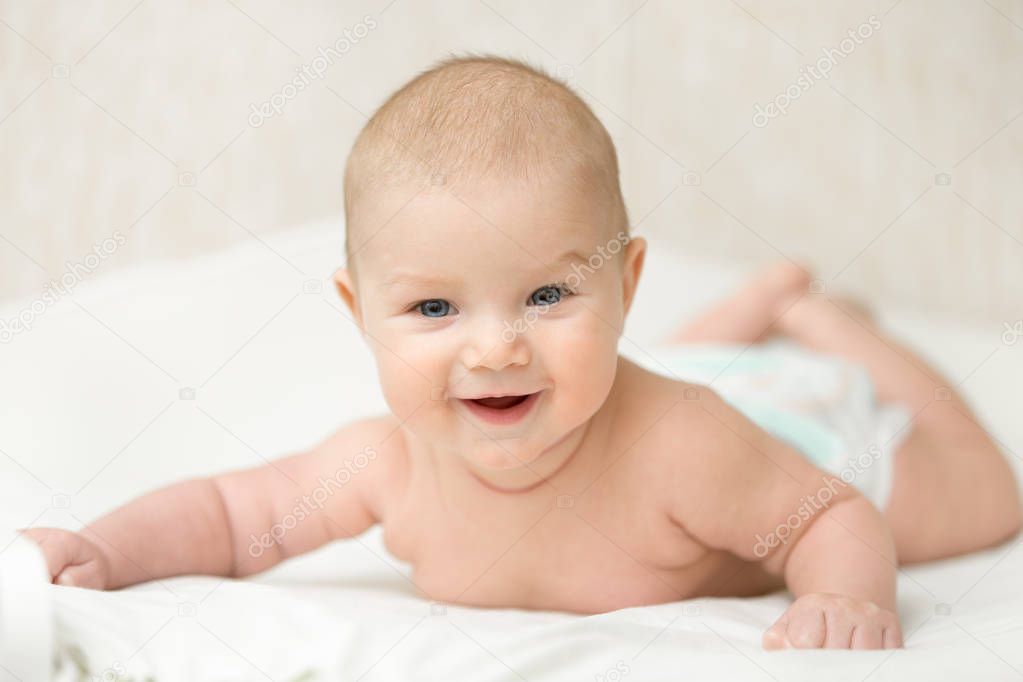 Bebe Bebe Drole Tient Tete Vers Le Haut Photographie Fizkes C Bebe Bebe Drole Tient Tete Vers Le Haut Photographie Fizkes C