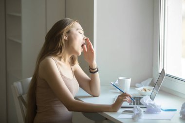 Çekici kadın laptop esneme profil portresi