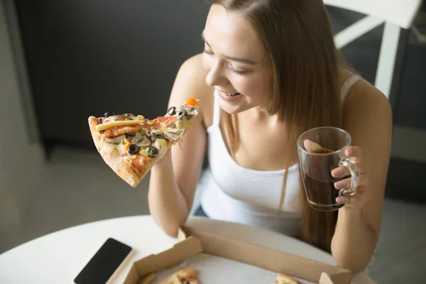 Lachende meisje met een plak van pizza — Stockfoto