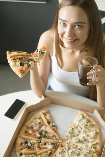 Молодая счастливая девушка с кусочком пиццы — стоковое фото