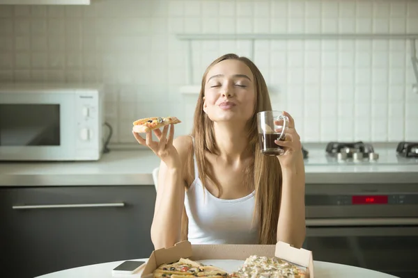 Portret van een lachende vrouw met pizza in haar hand — Stockfoto