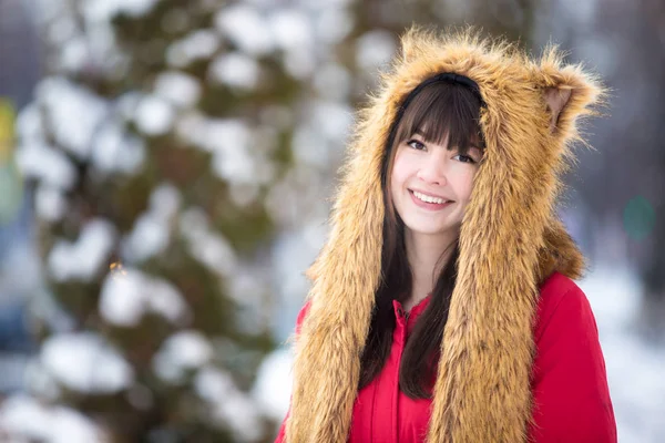 Kvinnliga porträtt utomhus vintertid — Stockfoto