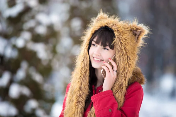 Młoda kobieta na telefon komórkowy na zewnątrz w okresie zimowym — Zdjęcie stockowe
