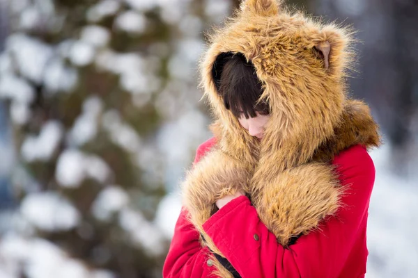 Kobiece uczucie zimna na zewnątrz w okresie zimowym — Zdjęcie stockowe
