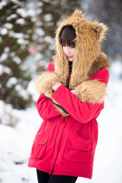 Kobieta, drżąc z zimna na zewnątrz w okresie zimowym — Zdjęcie stockowe