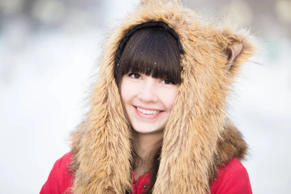 Portret kobiety poza zimą — Zdjęcie stockowe