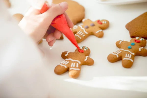 Bir gingerman dekorasyon pudra kontrolden yakın çekim — Stok fotoğraf