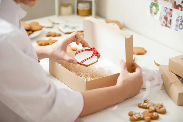 Processo de embalagem de biscoitos de gengibre em uma caixa kraft — Fotografia de Stock