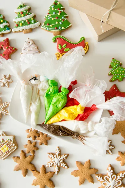 Vista superior de biscoitos de gengibre de Natal e sacos de pastelaria — Fotografia de Stock