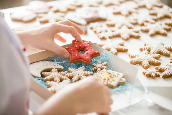 Gingerbread çerezleri b ambalaj pudra el yakın çekim — Stok fotoğraf