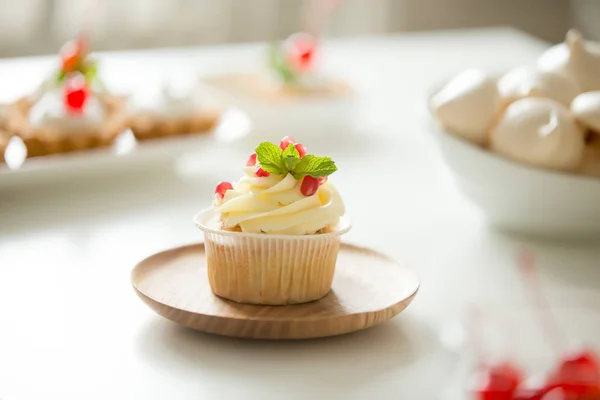 Cupcake served on the plate — Stock Photo, Image