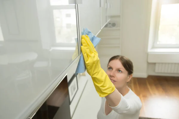 Genç çekici kadın mutfak clos bir üst yüzey Temizleme — Stok fotoğraf