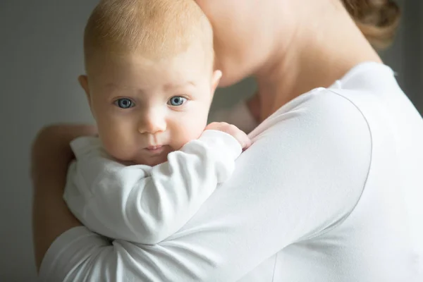 Portret van een schattig pasgeboren greep door moeder — Stockfoto