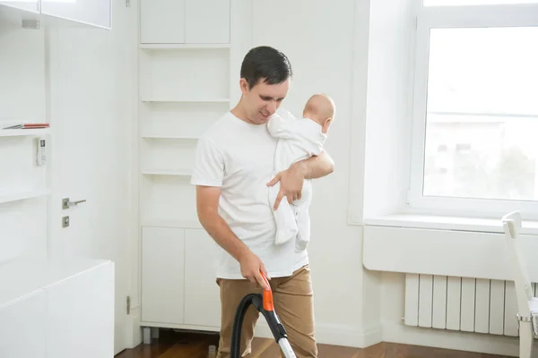 Sinirli evde oturan baba vakum temizleme halı tutarak bir — Stok fotoğraf