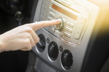 Genç gülümseyen kadın sürücü araç ses ayarlama