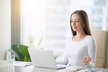 Genç kadın meditasyon Ofis Masası, pratik