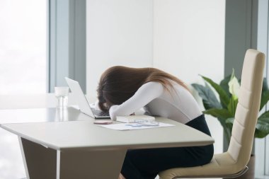 Genç kadın, ofis büro dizüstü bilgisayar önünde yalan