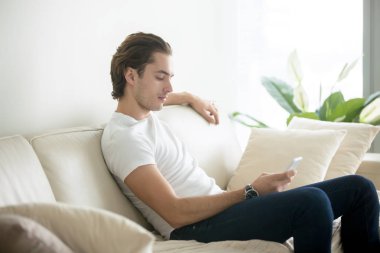 Rahat oturan genç yakışıklı adam