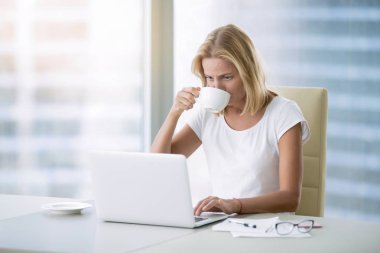 laptop ve kahve ile genç kadın