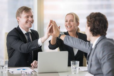 Çak bir beşlik vererek iş liderlerinin bir grup