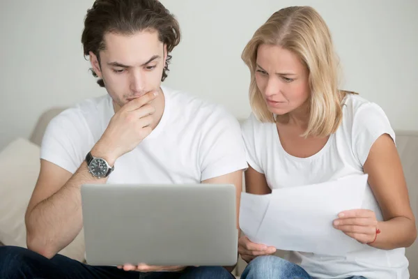 Jonge man en vrouw werken met laptop — Stockfoto