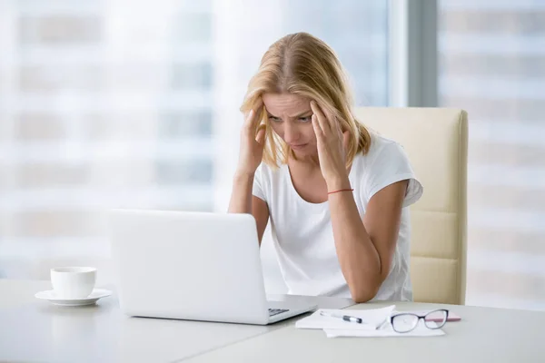 Jonge vrouw met hoofdpijn — Stockfoto