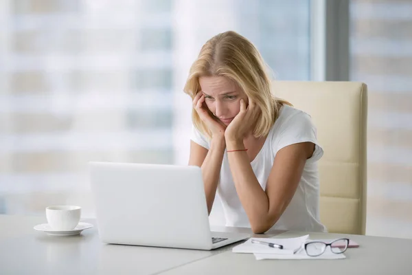 Young hopeless woman at laptop — Stock Photo, Image