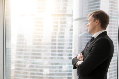 Kendine güvenen işadamı yeni projelerin planlanması