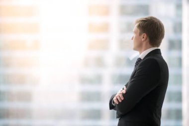 Kendine güvenen işadamı toplantı için bekliyor