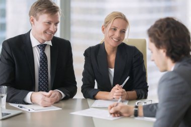 İşadamı ve bir istemci aldatarak işkadını