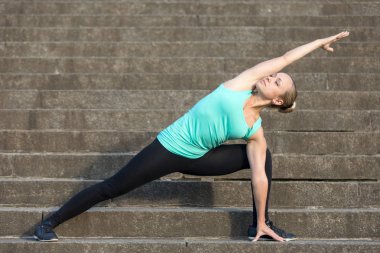 utthita parsvakonasana poz