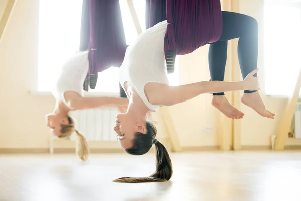 Inchino posa yoga in amaca — Foto Stock