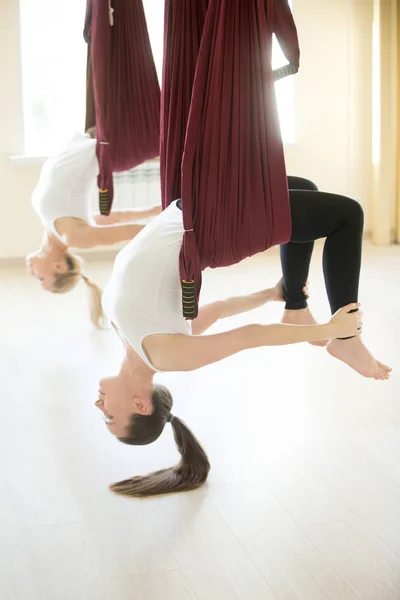 Dhanurasana yogaställning i hängmatta — Stockfoto