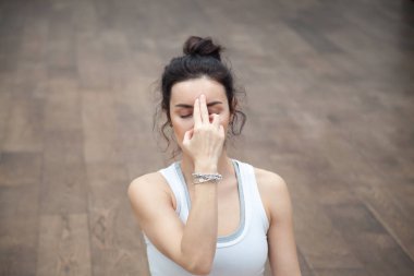 Güzel Yoga: nadi shodhana pranayama