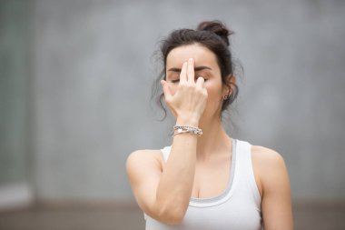 Güzel Yoga: Alternatif burun nefes