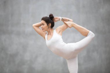 Güzel Yoga: Shiva poz dans