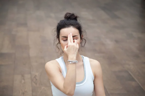 Yoga bonito: nadi shodhana pranayama — Fotografia de Stock