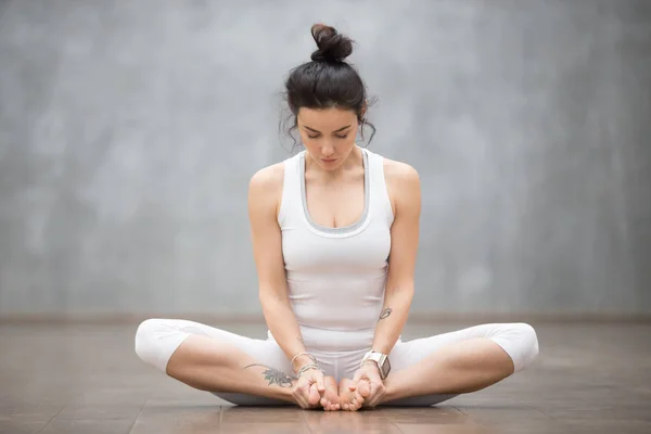 Yoga bonito: pose de ângulo limitado — Fotografia de Stock