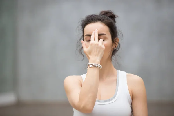 Schönes Yoga: abwechselnd Nasenlöcher atmen — Stockfoto