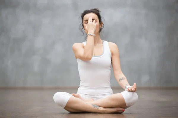 Yoga bonito: Respiração restauradora — Fotografia de Stock