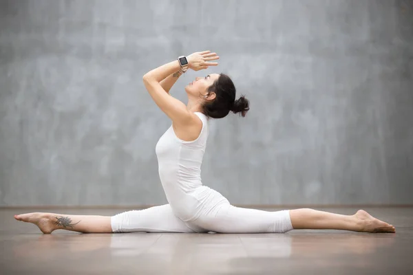 Красивая йога: разделяет позу — стоковое фото