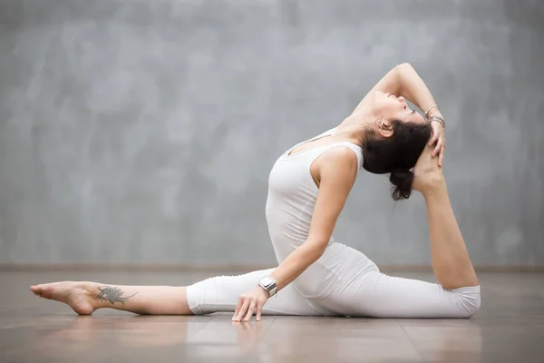 Yoga hermoso: Variación de la pose del dios mono — Foto de Stock