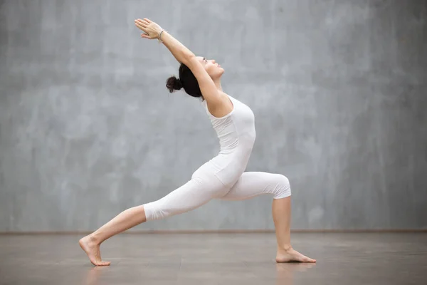 Schönes Yoga: Krieger in einer Pose — Stockfoto